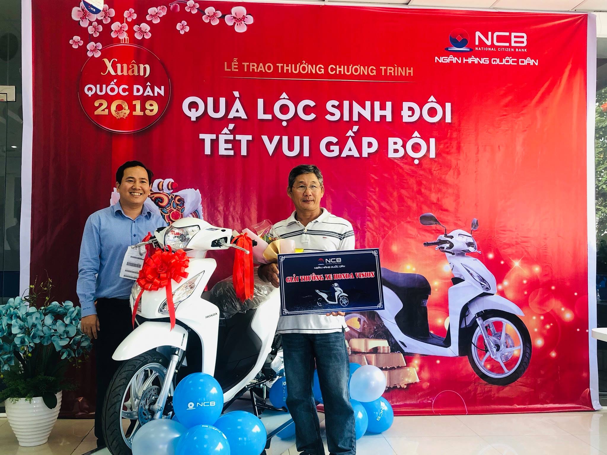 NGÂN HÀNG TMCP QUỐC DÂN TRAO GIẢI THƯỞNG XE HONDA VISION THỨ TƯ CHO KHÁCH HÀNG QUÁCH HỮU MINH