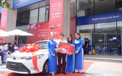 Ngân hàng Quốc Dân trao giải đặc biệt Toyota Vios cho khách hàng trúng thưởng chương trình “Năm mới an khang – Xe sang chờ đón”